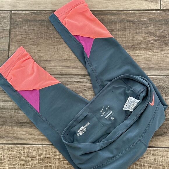 NIKE Cropped  Leggings - Picture 4 of 4